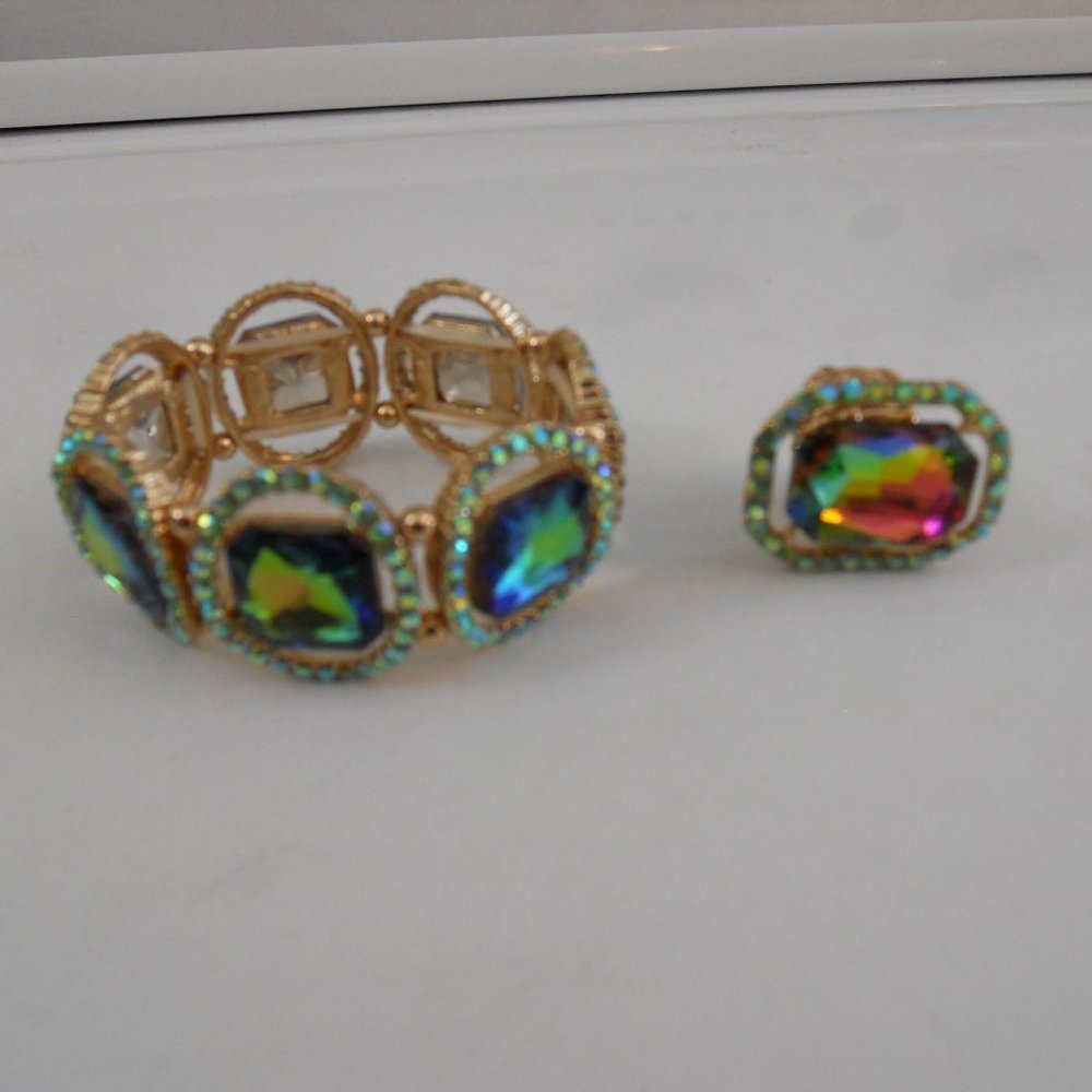 SET adjustable bracelet & ring green multi w/gold tone stretchy beautiful!